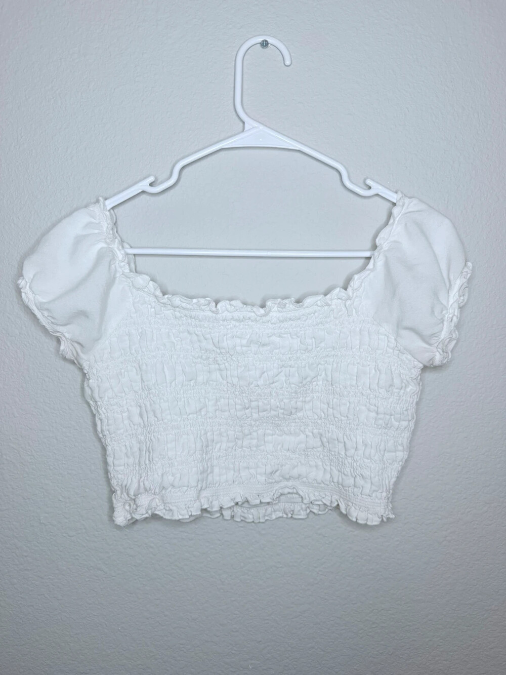 American Eagle White Smocked Puff Sleeve Crop Top – M/M